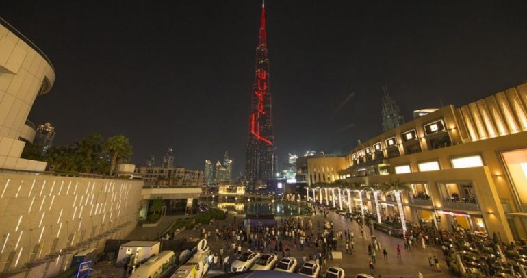 جاكوار أف بايس على واجهة برج خليفة